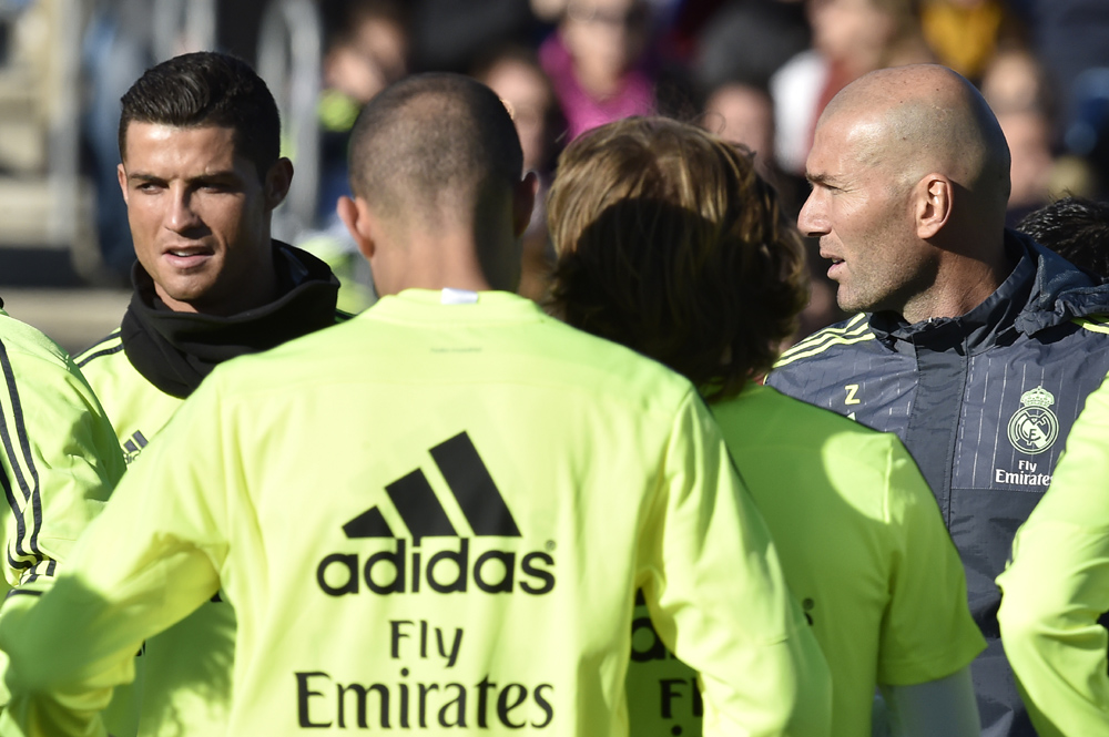 Real Madrid's new French coach Zinedine Zidane (R) looks at Real Madrid's Portuguese forward Cristiano Ronaldo during his first training session as coach of Real Madrid at the Alfredo di Stefano stadium in Valdebebas, on the outskirts of Madrid, on January 5, 2016. Real Madrid legend Zinedine Zidane promised to put his "heart and soul" into managing the Spanish giants after he was sensationally named as coach following Rafael Benitez's unceremonious sacking. AFP PHOTO/ GERARD JULIEN / AFP / GERARD JULIEN