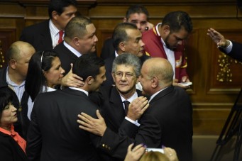 The new president of the Venezuelan parliament, deputy Henry Ramos Allup (C) is greeted by other opposition lawmakers at the parliament in Caracas, on January 5, 2016. Venezuela's President Nicolas Maduro ordered the security forces to ensure the swearing-in of a new opposition-dominated legislature passes off peacefully Tuesday, after calls for rallies raised fears of unrest. AFP PHOTO/JUAN BARRETO / AFP / JUAN BARRETO