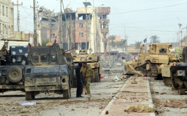 Iraqi pro-government forces battle Islamic State (IS) group jihadists as they try to secure all the neighbourhoods of Ramadi, the capital of Iraq's Anbar province, about 110 kilometers west of the capital Baghdad, on January 1, 2016. Iraq declared the city of Ramadi liberated from the Islamic State group on December 28 and raised the national flag over its government complex after clinching a landmark victory against the jihadists. AFP PHOTO / STR / AFP / STR
