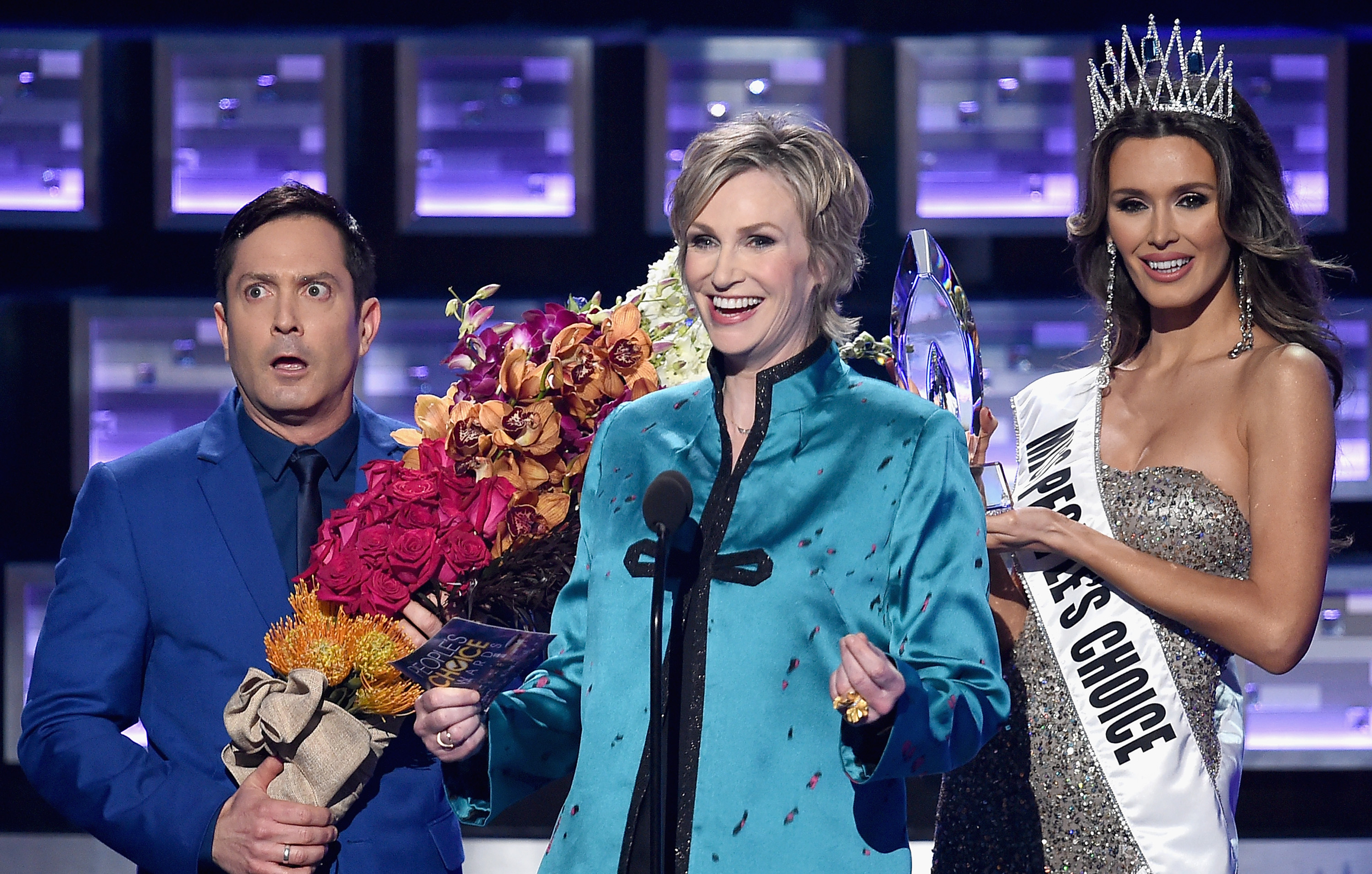 LOS ANGELES, CA - JANUARY 06: (L-R) Actor Thomas Lennon, host Jane Lynch, and Miss Colombia Ariadna Gutierrez perform onstage during the People's Choice Awards 2016 at Microsoft Theater on January 6, 2016 in Los Angeles, California. Kevin Winter/Getty Images/AFP