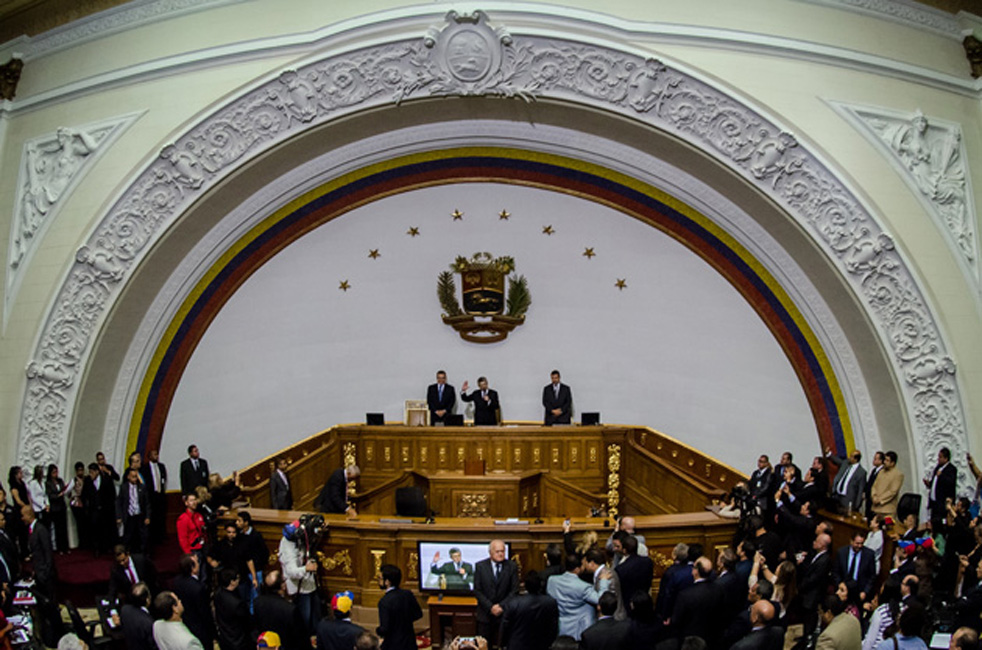 CAR115. CARACAS (VENEZUELA), 05/01/2016.- Diputados toman juramento de sus cargos durante la instalaciÛn de la Asamblea Nacional hoy, martes 5 de enero de 2016, en Caracas (Venezuela). EFE/Miguel GutiÈrrez
