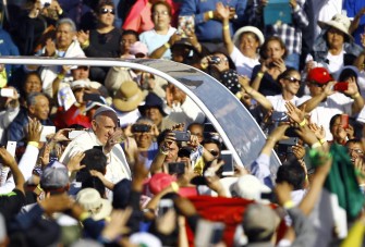 Pope Francis waves at the crowd from the popemobile on his way to the Guadalupe Basilica in Mexico City on February 13, 2016. Pope Francis urged Mexican bishops Saturday to take on drug trafficking with "prophetic courage," warning that it represents a moral challenge to society and the church. AFP PHOTO / Pedro PARDO / AFP / Pedro PARDO