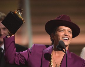 Singer Bruno Mars holds up the award for the Record of the Year, Uptown Funk onstage during the 58th Annual Grammy music Awards in Los Angeles February 15, 2016. AFP PHOTO/ ROBYN BECK / AFP / ROBYN BECK