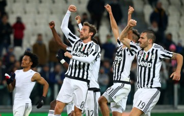 Juventus' team players celebrate at the end the Italian Serie A football match Juventus Vs Genoa on February 3, 2016 at the "Juventus Stadium" in Turin. AFP PHOTO / MARCO BERTORELLO / AFP / MARCO BERTORELLO