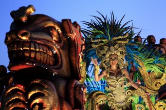 PAN01. CIUDAD DE PANAM¡ (PANAM¡), 06/02/2016.- Integrantes de una comparsa de carnaval participan hoy, s·bado 6 de febrero de 2016, del desfile S·bado de Carnaval, como parte de los eventos de celebraciÛn del Carnaval de la Ciudad de Panam· en Ciudad de Panam· (Panam·). EFE/ALEJANDRO BOLÕVAR