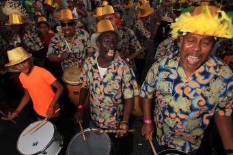 PAN01. CIUDAD DE PANAM¡ (PANAM¡), 06/02/2016.- Integrantes de una comparsa de carnaval participan hoy, s·bado 6 de febrero de 2016, del desfile S·bado de Carnaval, como parte de los eventos de celebraciÛn del Carnaval de la Ciudad de Panam· en Ciudad de Panam· (Panam·). EFE/ALEJANDRO BOLÕVAR