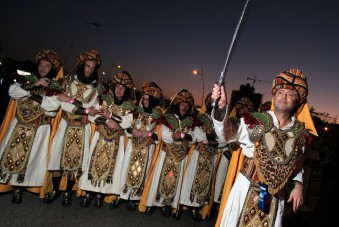 PAN01. CIUDAD DE PANAM¡ (PANAM¡), 06/02/2016.- Integrantes de la asociaciÛn espaÒola cultural Moros D'AlquerÃa de Valencia participan hoy, s·bado 6 de febrero de 2016, del desfile S·bado de Carnaval, como parte de los eventos de celebraciÛn del Carnaval de la Ciudad de Panam· en Ciudad de Panam· (Panam·). EFE/ALEJANDRO BOLÕVAR