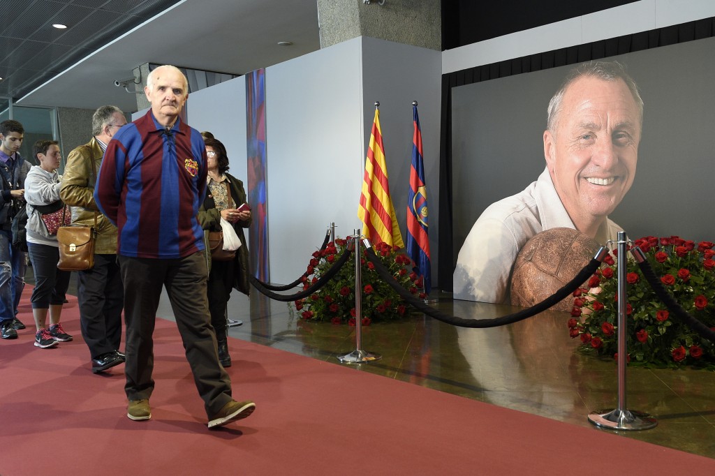 FC Barcelona's football fans pay tribute to late Dutch football star Johan Cruyff in a special condolence area set up at Camp Nou stadium, in Barcelona on March 26, 2016. Cruyff, one of the greatest footballers of all time who dazzled with his artistry, died on March 24, 2016 at the age of 68 after losing a battle with lung cancer, prompting an avalanche of tributes from around the sports world. / AFP / LLUIS GENE