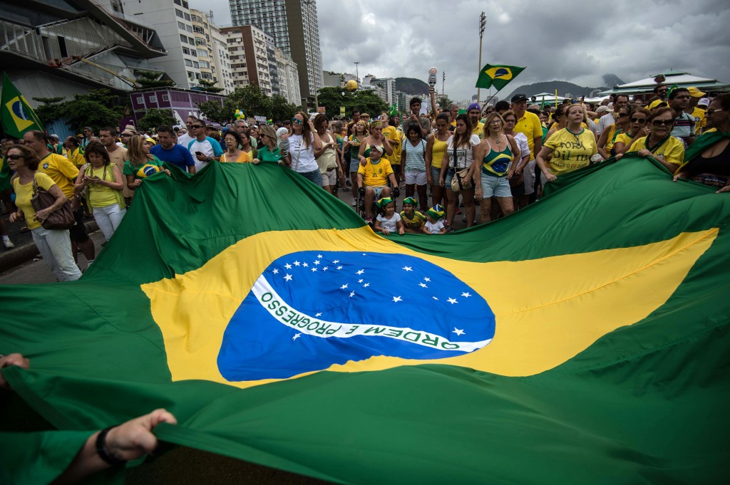 People gather at Copacabana beach in Rio de Janeiro to protest against Dilma Rousseff government on March 13, 2016. Protesters, many draped in the Brazilian national flag, poured into the streets of Brasilia and Rio de Janeiro on Sunday at the start of mass demonstrations seeking to bring down President Dilma Rousseff  AFP PHOTO / CHRISTOPHE SIMON / AFP / CHRISTOPHE SIMON