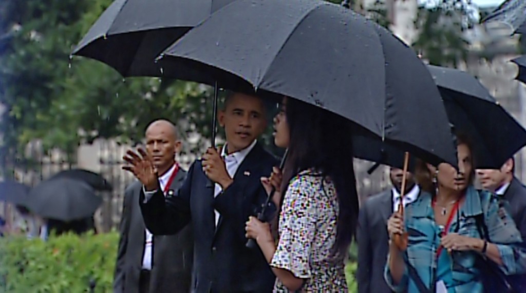 Video grab from Cuban TV of US President Barack Obama speaking with his daughter Malia (R) as they walk along the Old Havana on March 20, 2016. Barack Obama on Sunday became the first US president in 88 years to visit Cuba, touching down in Havana for a landmark trip aimed at ending decades of Cold War animosity. AFP PHOTO / CUBAN TV / AFP / CUBAN TV / --