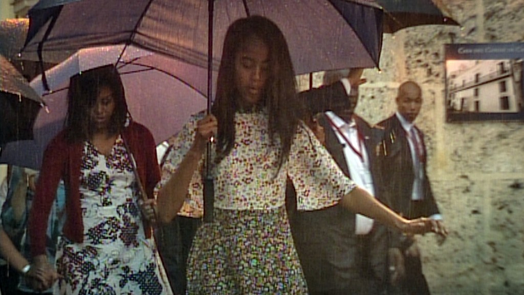 Video grab from Cuban TV of US First Lady Michelle Obama (L) and daughter Malia (C) during a visit to Old Havana on March 20, 2016. On Sunday, US President Barack Obama became the first US president in 88 years to visit Cuba, touching down in Havana for a landmark trip aimed at ending decades of Cold War animosity. AFP PHOTO / CUBAN TV / AFP / CUBAN TV / --