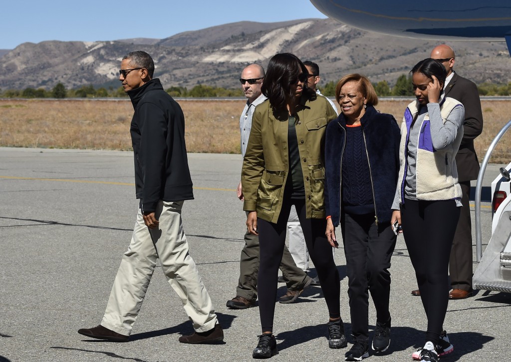 US President Barack Obama (L), First Lady Michelle Obama (2-R), her mother Marian Robinson and daughter Sasha (R) walk to their limousine upon their arrival in Bariloche, Argentina on March 24, 2016. President Barack Obama paid homage Thursday to victims of Argentina's former US-backed dictatorship, admitting the United States was "slow to speak out for human rights" in those dark days. AFP PHOTO / NICHOLAS KAMM / AFP / NICHOLAS KAMM