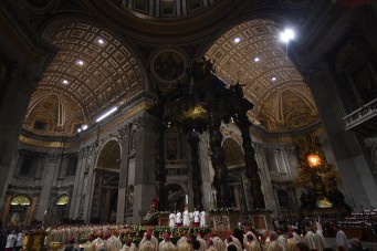 Pope Francis leads the Easter Vigil at the St Peter's basilica on March 26, 2016 in Vatican. Christians around the world are marking the Holy Week, commemorating the crucifixion of Jesus Christ, leading up to his resurrection on Easter.  AFP PHOTO / ALBERTO PIZZOLI / AFP / ALBERTO PIZZOLI