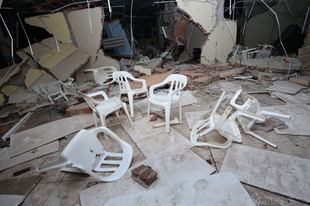 This picture shows fallen chairs and a damaged building in Manta on April 17, 2016, after a powerful 7.8-magnitude earthquake struck Ecuador on April 16.  At least 77 people were killed when a powerful 7.8-magnitude earthquake struck Ecuador, destroying buildings and a bridge and sending terrified residents scrambling from their homes, authorities in the Latin American country said on April 17. / AFP PHOTO / JUAN CEVALLOS