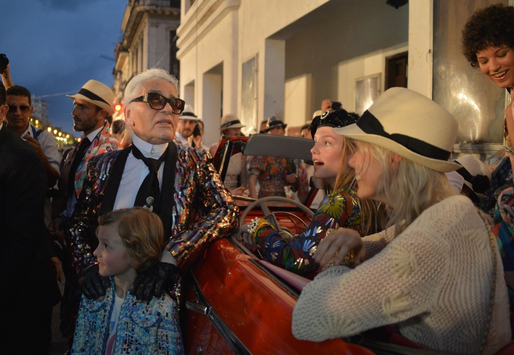 German fashion designer, artist, and photographer Karl Lagerfeld (L) attends his performance for Chanel at the Prado promenade in Havana, on May 3, 2016. / AFP PHOTO / ADALBERTO ROQUE