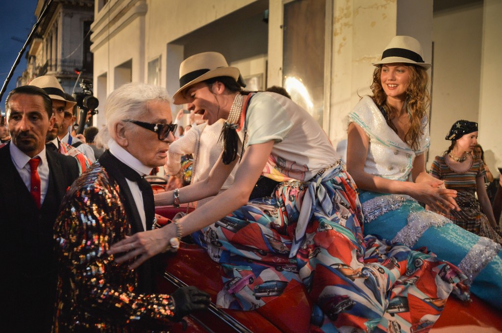 German fashion designer, artist, and photographer Karl Lagerfeld (L) attends his performance for Chanel at the Prado promenade in Havana, on May 3, 2016. / AFP PHOTO / ADALBERTO ROQUE