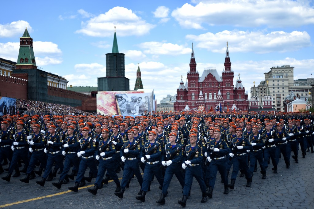 Russian soldiers march at the Red Square during the Victory Day military parade general rehearsal in Moscow on May 7, 2016 / AFP PHOTO / KIRILL KUDRYAVTSEV