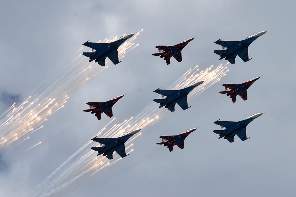 Russian Su-27 jet fighters and MIG 29 jet fighters fly above the Red Square during the Victory Day military parade general rehearsal in Moscow on May 7, 2016 / AFP PHOTO / KIRILL KUDRYAVTSEV