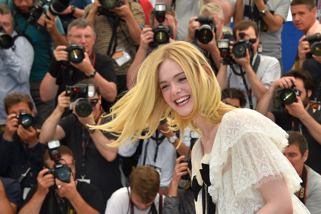 US actress Elle Fanning laughs on May 20, 2016 during a photocall for the film "The Neon Demon" at the 69th Cannes Film Festival in Cannes, southern France. / AFP PHOTO / LOIC VENANCE