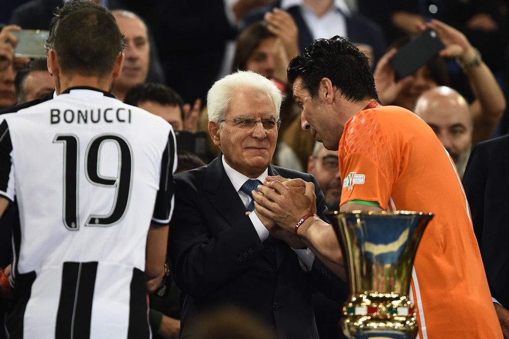 Juventus' goalkeeper from Italy Gianluigi Buffon (R) shakes hands with Italian President Sergio Mattarella during the victory ceremony after winning the Italian Tim Cup final football match AC Milan vs Juventus on May 21, 2016 at the Olympic Stadium in Rome. Juventus won 0-1 in the extra time. AFP PHOTO / FILIPPO MONTEFORTE / AFP PHOTO / FILIPPO MONTEFORTE