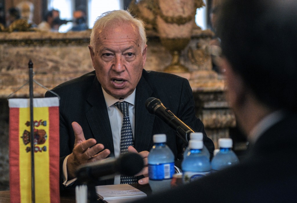 Spanish Foreign Affairs Minister Jose Manuel Garcia-Margallo y Marfil (L) shakes hands with his Cuban counterpart Bruno Rodriguez (R) upon his arrival at the Foreign Ministry in Havana, on May 16, 2016. Garcia-Margallo is in Cuba on an official visit. / AFP PHOTO / YAMIL LAGE