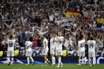 Real Madrid players celebrate their victory at the end the UEFA Champions League semi-final second leg football match Real Madrid CF vs Manchester City FC at the Santiago Bernabeu stadium in Madrid, on May 4, 2016. Real Madrid won 1-0. / AFP PHOTO / GERARD JULIEN