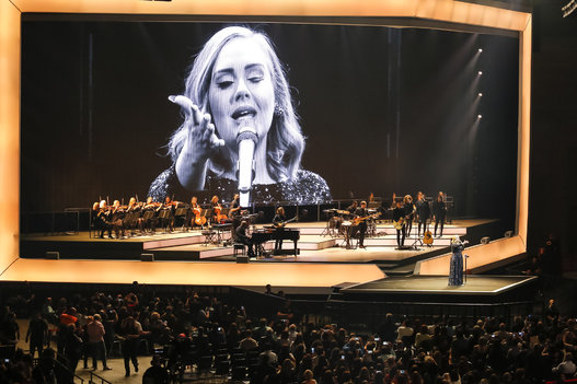 Adele salió al escenario para ofrecer sus mejores temas y buen humor, sin defraudar a las cerca de 16.000 personas que llenaban el recinto