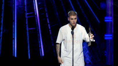 LAS VEGAS, NV - MAY 22: Recording artist Justin Bieber accepts the Top Male Artist award onstage during the 2016 Billboard Music Awards at T-Mobile Arena on May 22, 2016 in Las Vegas, Nevada. Kevin Winter/Getty Images/AFP == FOR NEWSPAPERS, INTERNET, TELCOS & TELEVISION USE ONLY ==
