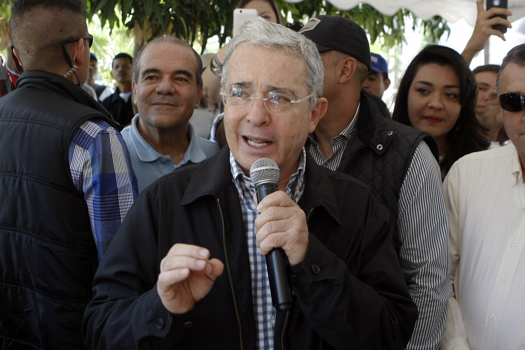 MED703- MEDELLÍN (COLOMBIA), 04/06/2016. -El expresidente de Colombia y ahora senador Álvaro Uribe Vélez asiste junto a un grupo de personas hoy, sábado 4 de junio de 2016, en Medellín (Colombia), a una campaña nacional de recolección de firmas en contra de los acuerdos de paz entre el Gobierno y las FARC que, asegura, conllevan impunidad para los guerrilleros. La iniciativa, que lleva el nombre "por la paz que queremos", despliega hoy más de 100 mesas en todo el país para reunir firmas que sustenten la polémica "resistencia civil" que el expresidente propugna frente a los acuerdos. EFE/Luis Eduardo Noriega A.