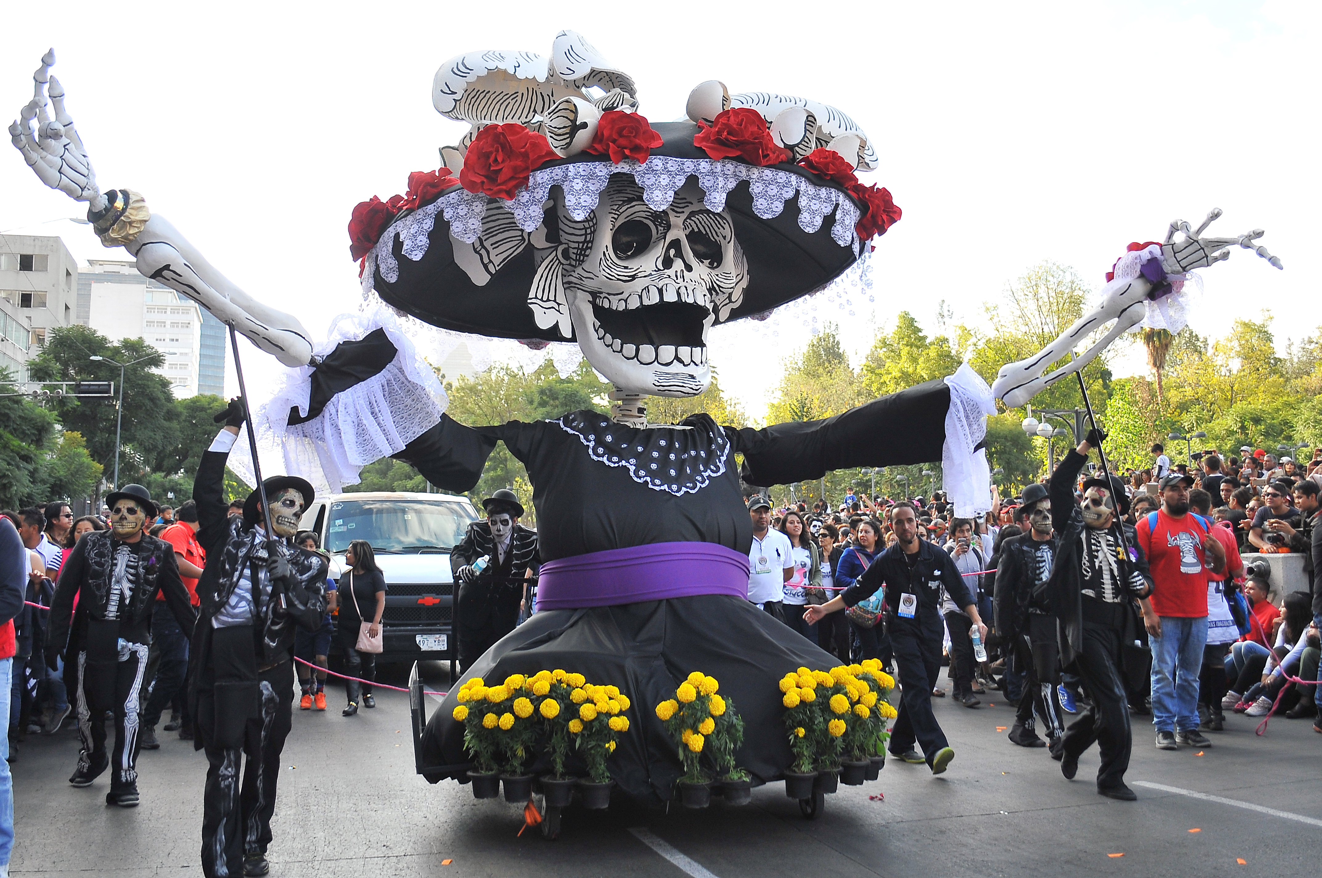 Ках ло. Фестиваль диа-де-Лос-Муэртос. День мертвых в Мексике парад. Фестиваль день мертвых в Мексике. Диа де Лос Муэртос — день мертвых в Мексике.
