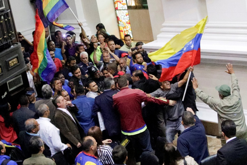 Supporters of Venezuela's President Nicolas Maduro storm into in a session of the National Assembly in Caracas, Venezuela October 23, 2016. REUTERS/Marco Bello TPX IMAGES OF THE DAY