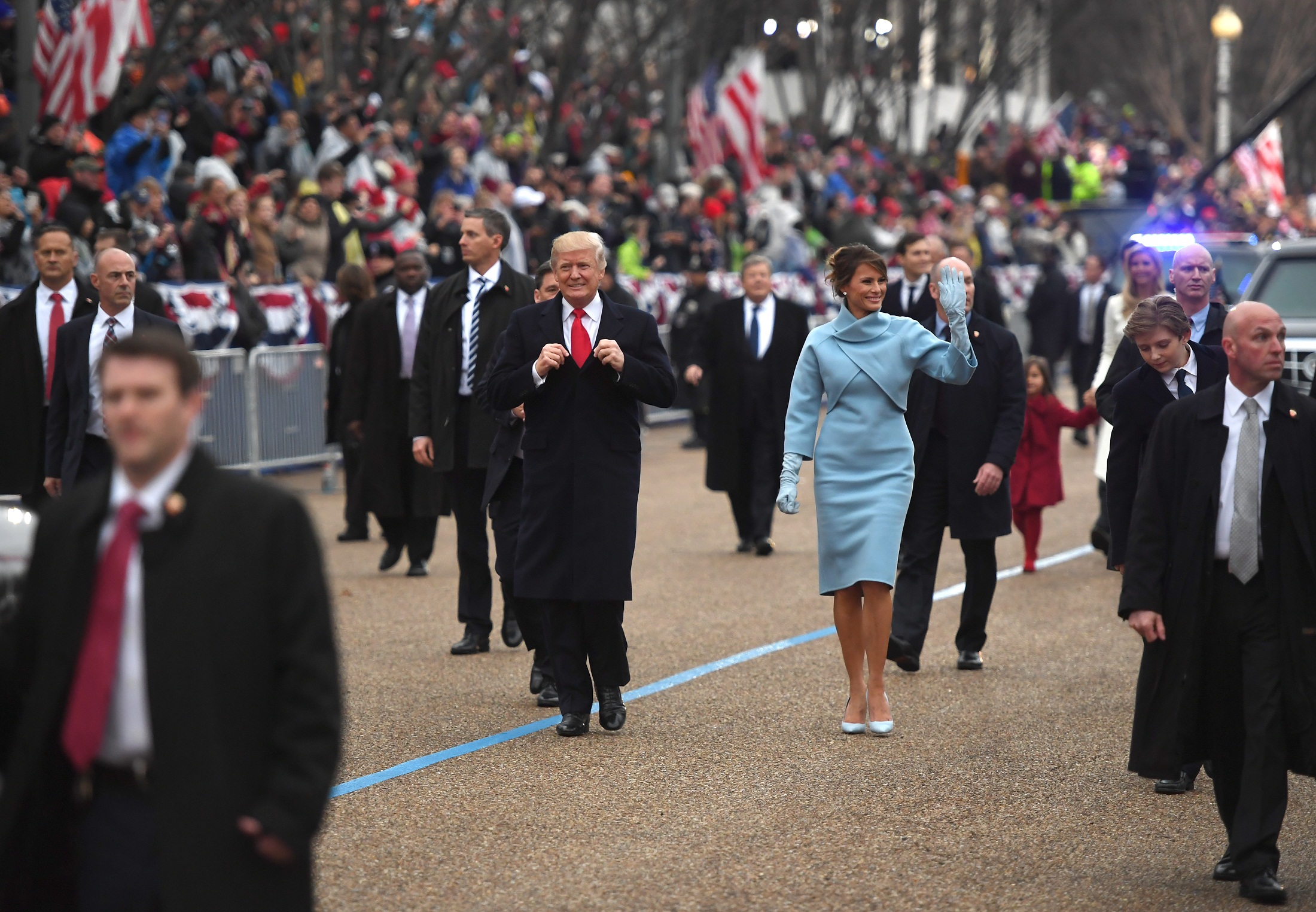 US President Donald Trump and First Lady Melania walk the inaugural parade route on Pennsylvania Avenue in Washington, DC, on January 20, 2107 following swearing-in ceremonies on Capitol Hill earlier today.  / AFP PHOTO / JIM WATSON