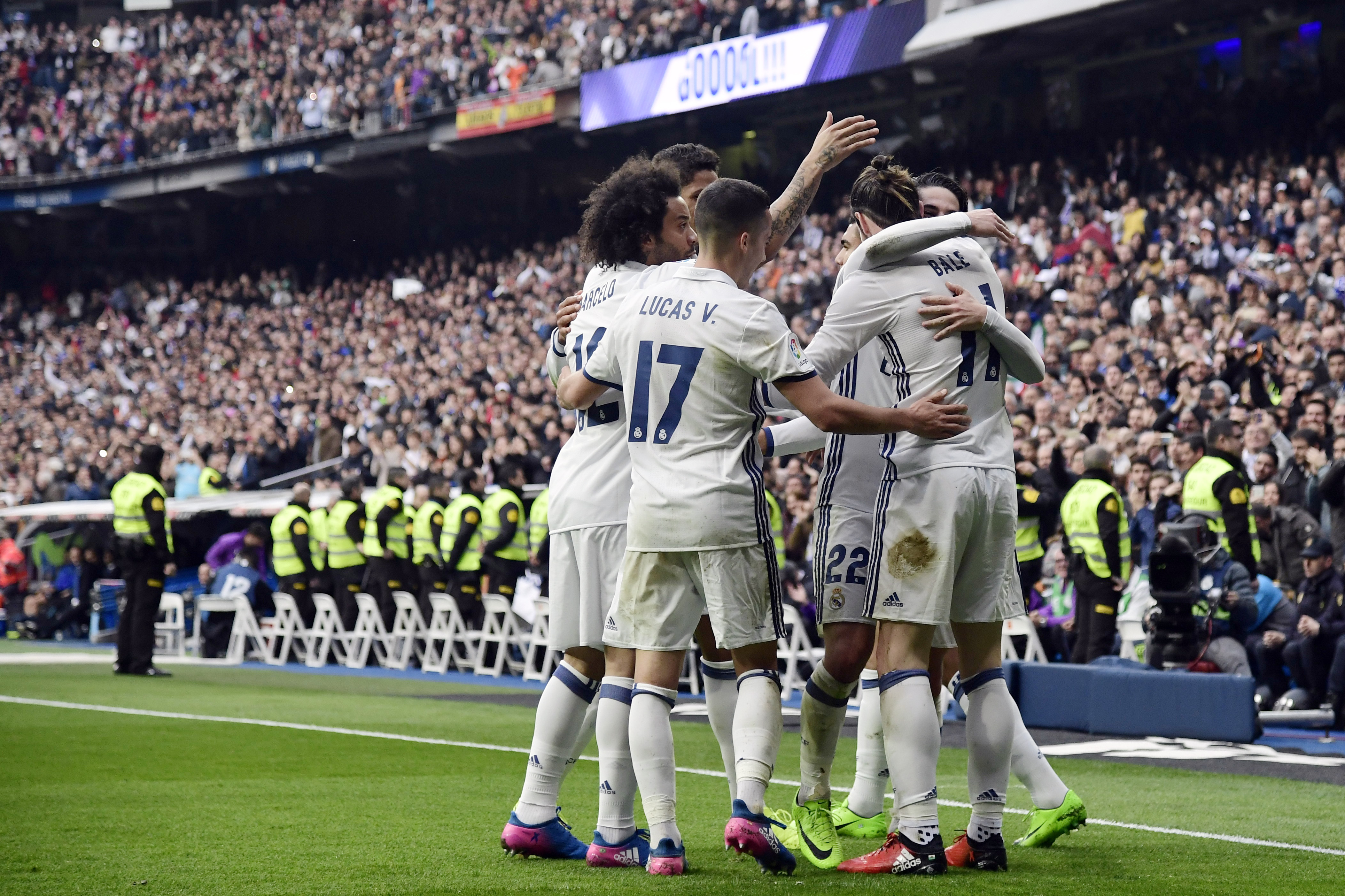 Real Madrid players celebrate a goal during the Spanish league football match Real Madrid CF vs RCD Espanyol at the Santiago Bernabeu stadium in Madrid on February 18, 2017. / AFP PHOTO / JAVIER SORIANO