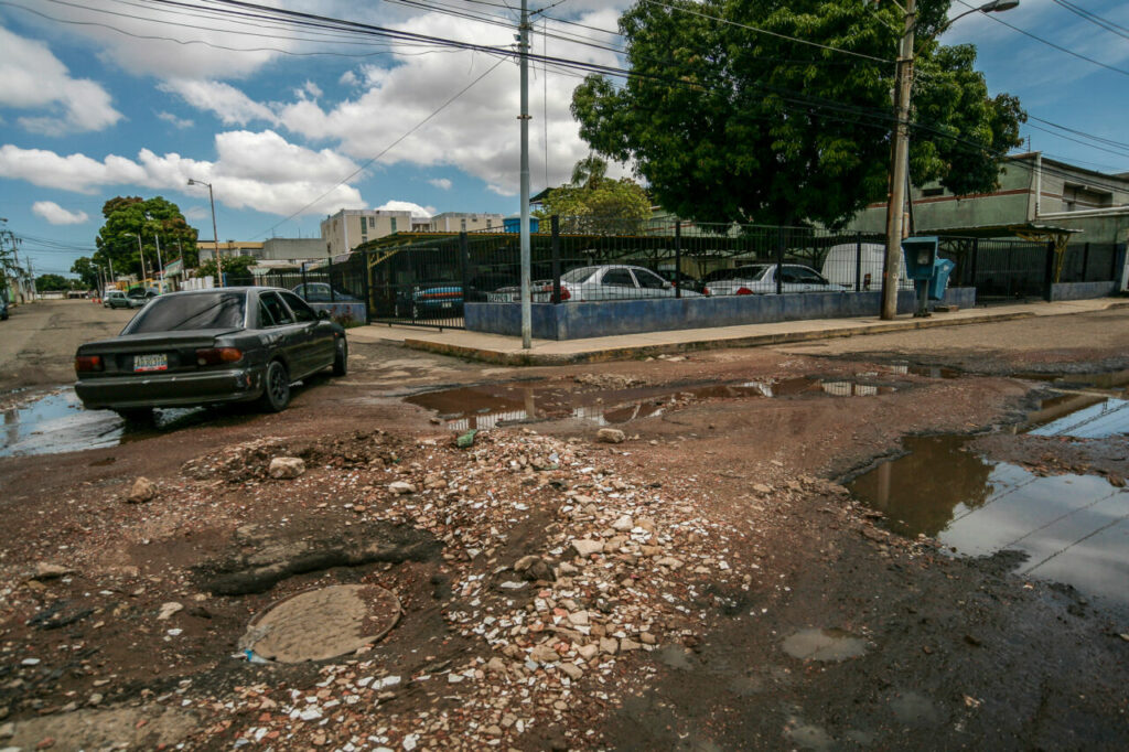 Huecos en calles principales de Maracaibo crecen sin solución aparente -  Diario Versión Final
