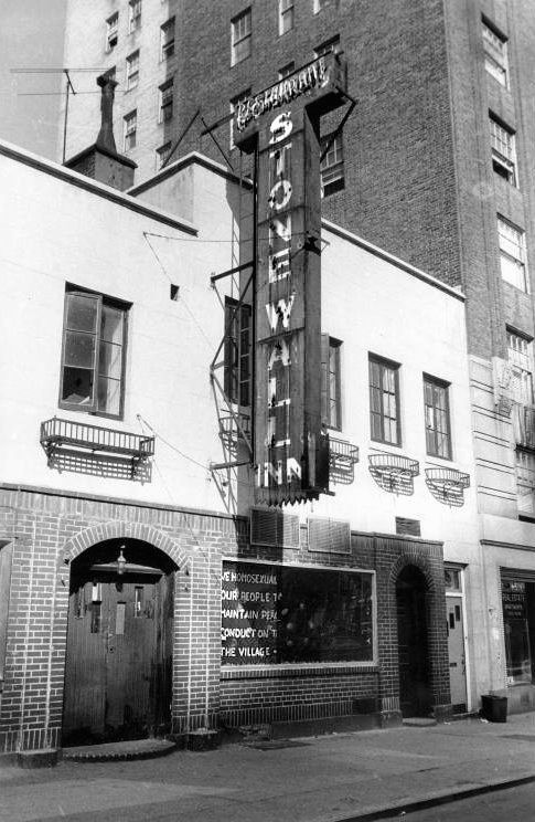 El bar Stonewall Inn (Nueva York, septiembre 1969). En el cartel de la ventana puede leerse: "Nosotros los homosexuales rogamos a nuestra gente que por favor colaboren a mantener una conducta tranquila y pacífica en las calles del Village".